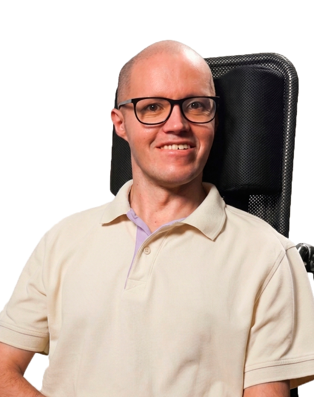 Hombre con gafas, sentado en su silla de ruedas, sonriendo de frente a la cámara