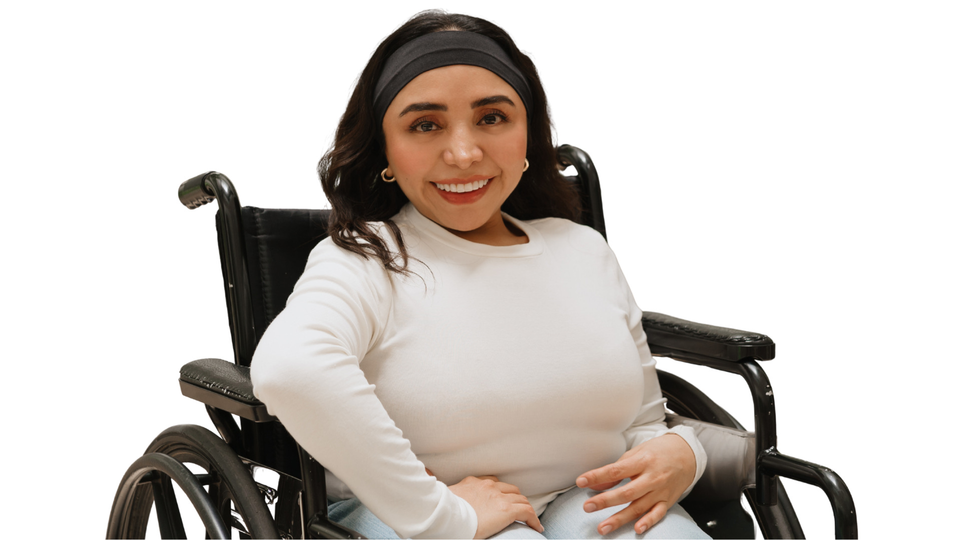 María, analista administrativa, sonriendo en su lugar de trabajo